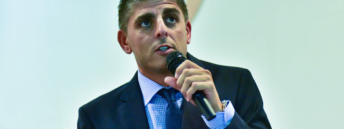 eduardo-covelo-microfono-charla.jpg