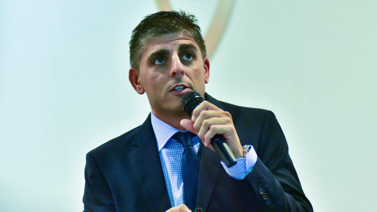 eduardo-covelo-microfono-charla.jpg