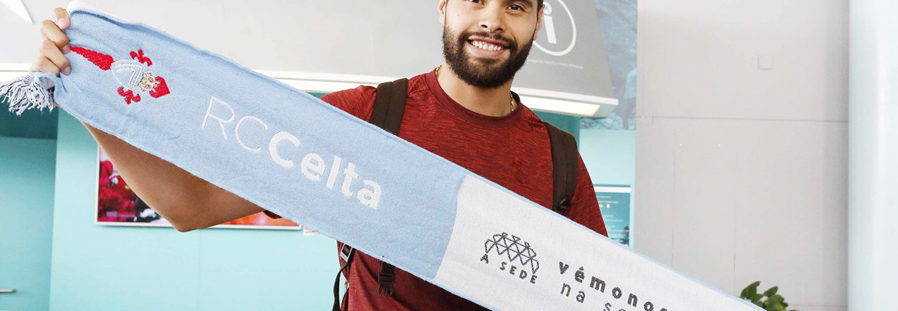 nestor-araujo-llegada-peinador-celta-vigo.jpg