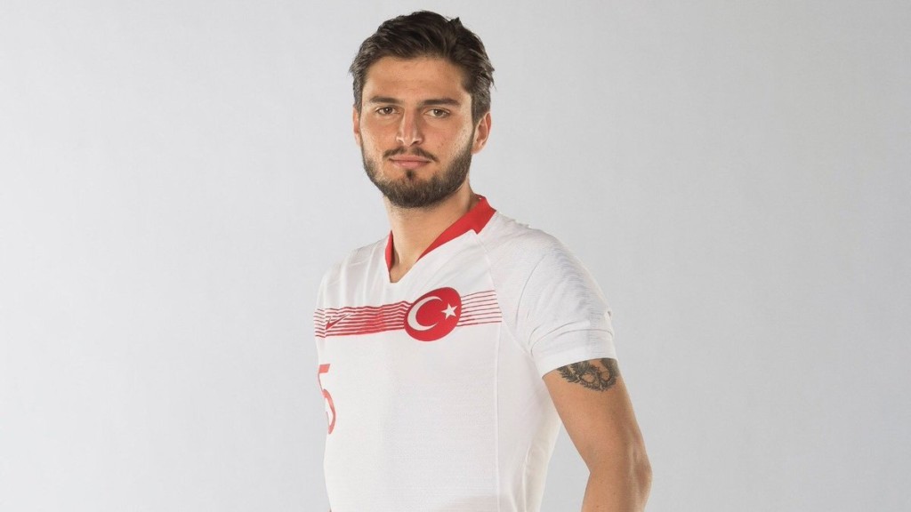 okay-yokuslu-camiseta-seleccion-turquia-celta.jpg